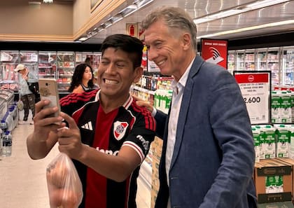 Mauricio Macri se mostró el mes pasado en un supermercado en Palermo y se sacó fotos con seguidores de Pro