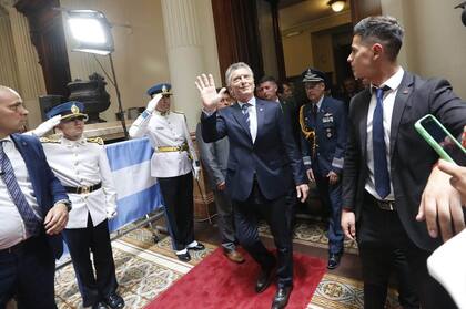 Mauricio Macri se retira del recinto del Senado luego de entregar el mando a Alberto Fernández
