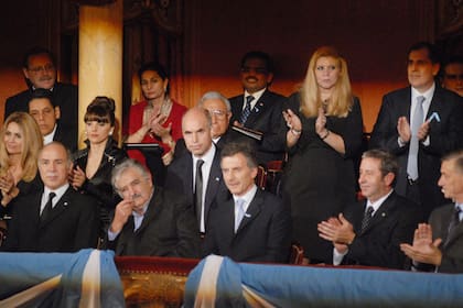 Mauricio Macri, sentado junto a José Mujica y a Julio Cobos