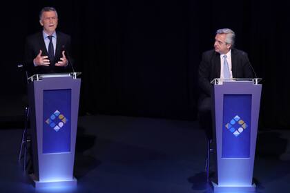 Macri habla y Fernández lo mira fijo