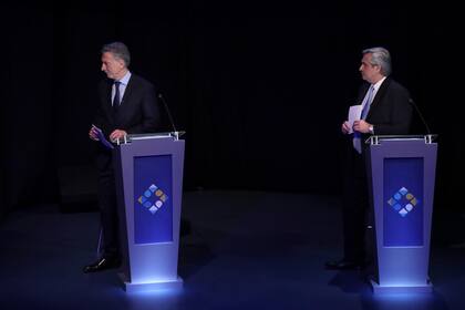 Mauricio Macri y Alberto Fernández se retiran del escenario al finalizar el primer tramo del debate presidencial