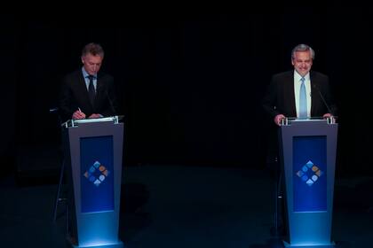 Mauricio Macri y Alberto Fernández, en el comienzo del segundo debate presidencial