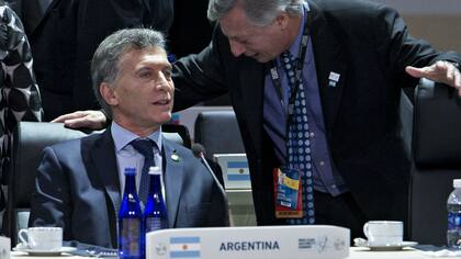 Mauricio Macri y el ministro de Energía Juan José Aranguren conversan durante una pausa de la reunión mundial en materia nuclear