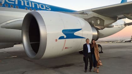 Mauricio Macri y Juliana Awada, antes de subirse al vuelo de Aerolíneas Argentinas
