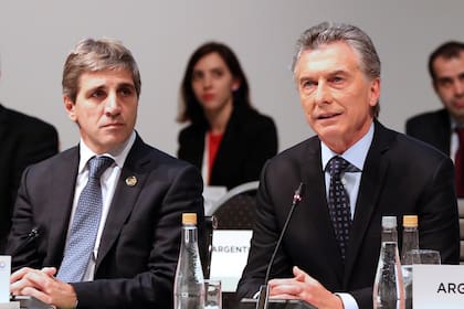Mauricio Macri y Luis Caputo durante la reunión de ministros de finanzas y presidentes de bancos centrales del G-20, en Buenos Aires julio de 2018