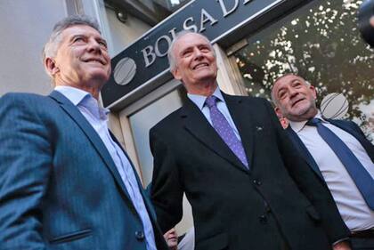 Mauricio Macri y Luis Juez este martes con las autoridades de la Bolsa de Comercio de Córdoba