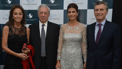 Mauricio Macri y Mario Vargas Llosa estuvieron en una cena de la Fundación Libertad que preside el escritor peruano, acompañados por sus mujeres Isabel Preysler y Juliana Awada
