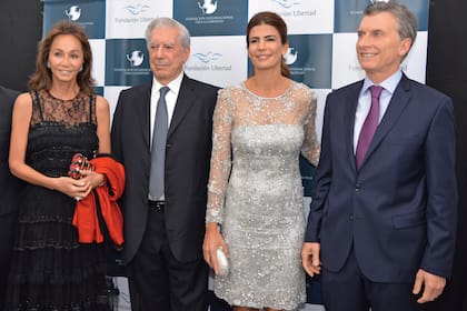 Mauricio Macri y Mario Vargas Llosa fueron los invitados de lujo en la primera cena anual de la Fundación Libertad. La primera dama, Juliana Awada, e Isabel Preysler, resultaron las más
fotografiadas de la noche.