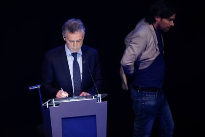 Macri toma notas. Del Caño se vuelve a poner el saco antes del reinicio del debate