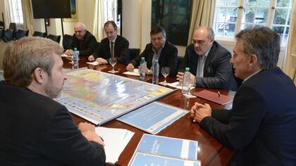 Mauricio Macri y Rogelio Frigerio junto a los gobernadores de las provincias afectadas por las inundaciones
