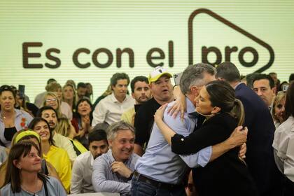 Mauricio Macri y Silvia Lospennato durante el cierre de campaña