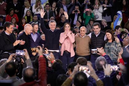Mauricio Macri y su equipo en el cierre de campaña