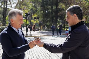 Mauricio Macri y su primo, Jorge, durante una actividad de campaña en Belgrano