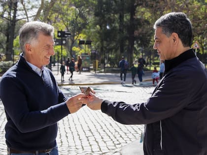 Mauricio Macri y su primo Jorge, durante una actividad de campaña en Belgrano