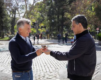 Mauricio Macri y su primo, Jorge, durante una actividad de campaña en Belgrano