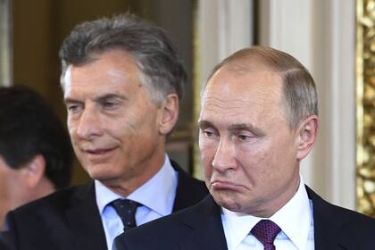 Mauricio Macru y Vladimir Putin al entrar al Salón Blanco de la Casa Rosada