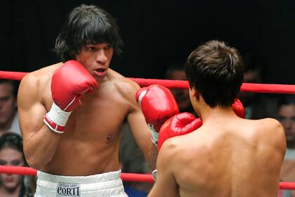 Mauricio Paniagua interpretando al boxeador en una de sus emblemáticas peleas