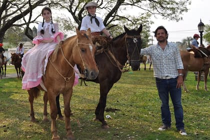 Mauricio Pineda con sus hijos Malena y Luca en Corrientes
