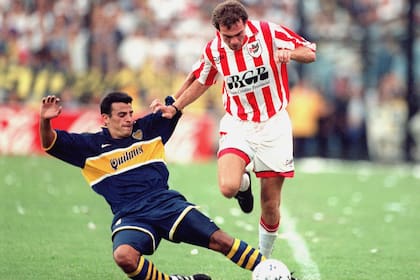 Mauricio Pineda llegó a Boca desde Huracán, durante la presidencia xeneize de Macri; en la foto, disputa la pelota en un partido contra Estudiantes en 1997