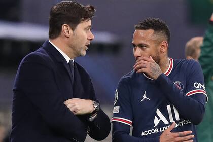 Mauricio Pochettino, DT de Paris Saint-Germain, charla con Neymar. (Photo by Ronny HARTMANN / AFP)