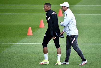 Mauricio Pochettino habla con Kylian Mbappé durante un entrenamiento de PSG; el delantero francés podría irse a Real Madrid antes del cierre del mercado de fichajes, el próximo 31 de agosto.