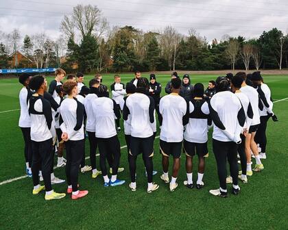 Mauricio Pochettino habla con los jugadores de Chelsea en un entrenamiento