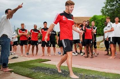 Otro de los jugadores de Southampton caminando sobre brasas.