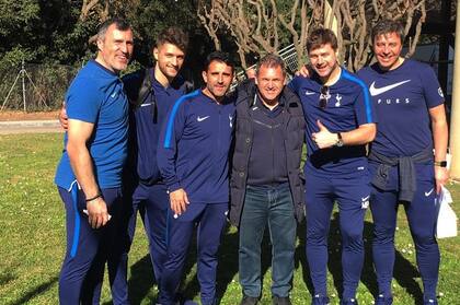 Mauricio Pochettino junto a sus colaboradores: entre ellos, su hijo Sebastiano (segundo desde la izquierda).