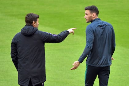 Mauricio Pochettino junto al arquero francés Hugo Lloris