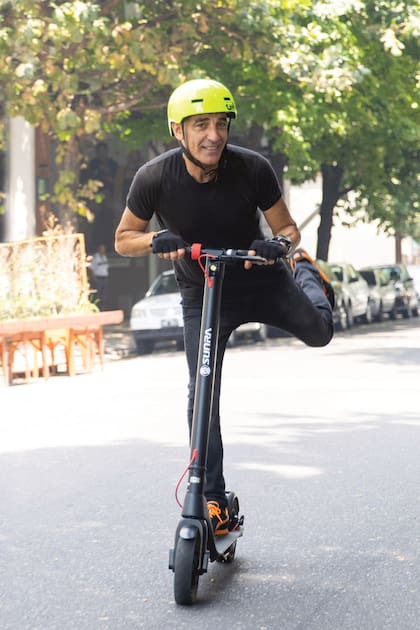 Mauricio se mueve en monopatín por la ciudad desde hace más de doce años. "Era algo que deseaba desde chico", reconoce el artista, que el año pasado publicó su primer libro de cuentos, Alguien como vos (Sudamericana).