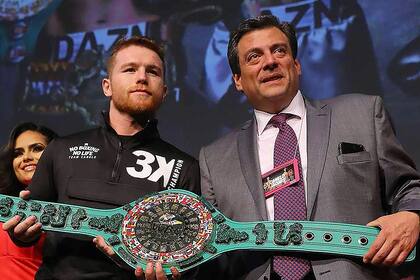 Mauricio Sulaimán, presidente del CMB (aquí, con Canelo), celebró el ingreso de nuevos personajes al mundo del boxeo