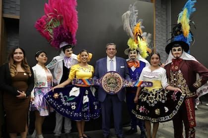 Mauricio Sulaimán, presidente del CMB con el cinturón para la pelea de "Canelo" y Crawford (Facebook @GobTlaxcala)