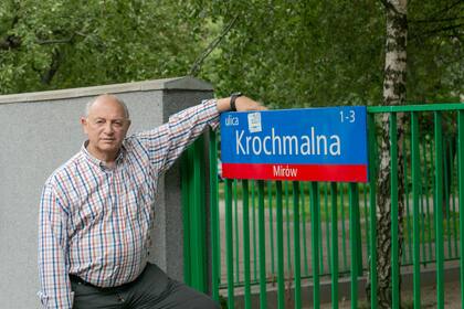 Mauricio Wainrot en la famosa calle de Varsovia donde vivió el Nobel Singer; sus padres y abuelos también vivieron en el número 15, que hoy no está