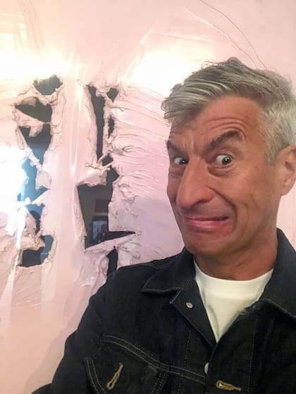 Una selfi junto a una obra de Lucio Fontana, ayer, en el Malba
