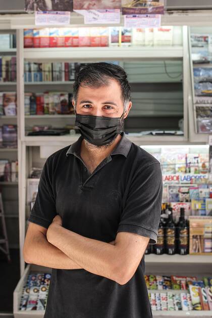 Mauro (37) ¿Qué es lo que más te gusta de ser canillita? “Me gusta ver qué se vende. Ahora en verano salen mucho los juegos de ingenio y las revistas del corazón”.