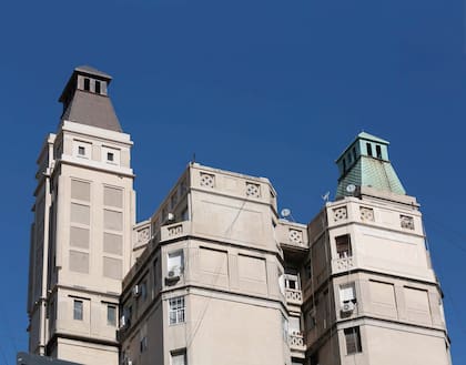 Torre Saint, en Perón 2630. Sólo uno de los remates piramidales fue recuperado hasta ahora.