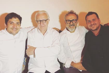 El chef platense Mauro Colagreco junto a Alain Ducasse (segundo desde la izquierda)