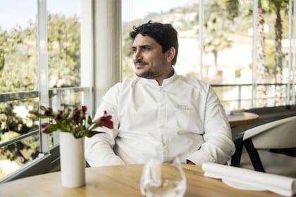 Mauro Colagreco en el salón de su restaurante Mirazur, en Mentón, Francia