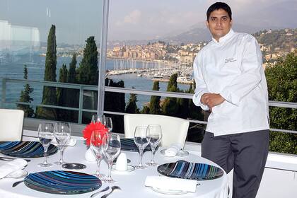 Mauro Colagreco en la terraza de Mirazur, el restaurante que obtuvo las 3 estrellas Michelin