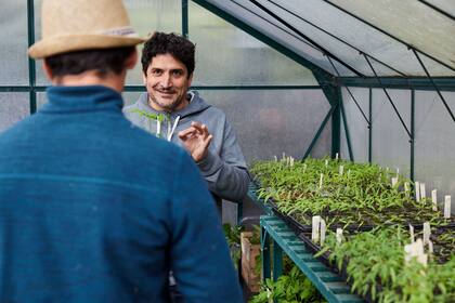 Mauro Colagreco en Rosmarino: se encarga de supervisar los cultivos y de plasmar sus ideas en los métodos de producción de los insumos.