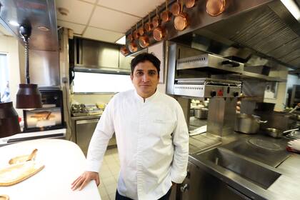 Mauro Colagreco en su cocina, que ya tiene tres estrellas