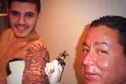 Mauro con su tatuador