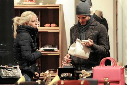 Mauro continúa con su plan de conquista y parece dispuesto a todo para enamorar a Wanda