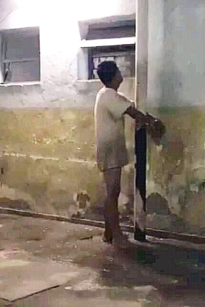 Mauro Coronel, esposado a un poste, descalzo y semidesnudo en la comisaría 10a. de Santiago del Estero