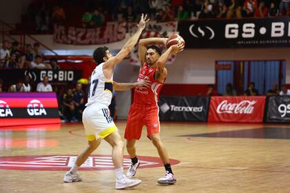 Mauro Cosolito, de Instituto, es marcado por Sebastián Vega, de Boca; el historial entre ambos favorece a la Gloria por 13 a 10.