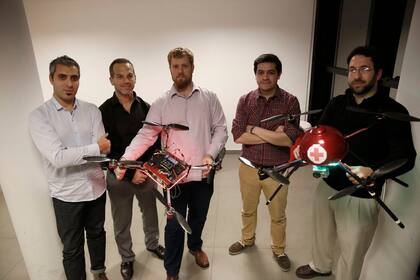 Mauro García Aurelia, Fernando Lipovetsky, Augusto Chesini, Diego Pereyra, y Kevin Dagostino con los prototipos de los drones para médicos