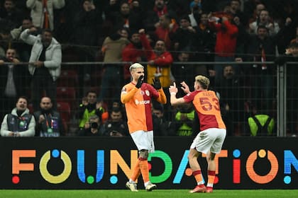 Mauro Icardi celebra con Baris Yilmaz, que lo asistió en el 3-2 de Galatasaray ante Sparta Praga por los 16avos de final de la Europa League.
