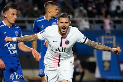 Mauro Icardi celebra su primer gol de la temporada en PSG, en el 2 a 1 sobre Troyes el sábado pasado; sabe que su destino es ser suplente y que muy probablemente sea transferido.