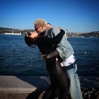 Mauro Icardi compartió una galería de fotos junto a La China Suárez con un sugerente mensaje