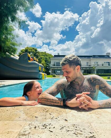 Mauro Icardi disfrutando de la pileta de "la casa de los sueños" junto a una de sus hijas